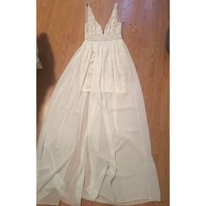 Lulu’s white lace dress